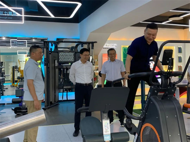 濟(jì)南市體育局局長(zhǎng)董懷敏一行蒞臨leyu.樂(lè)魚(yú)體育參觀(guān)指導(dǎo)